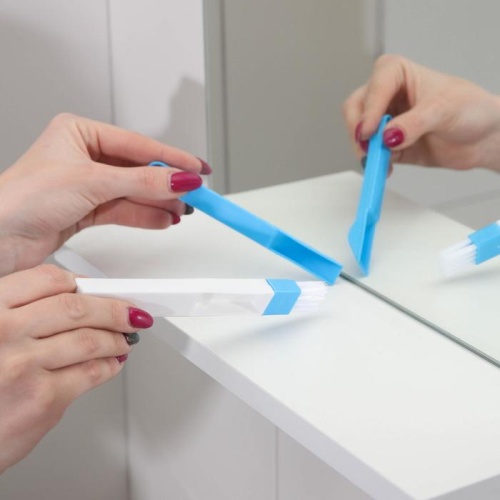 Щётка-кисть для очистки окон и узких проёмов, с совочком-скребком, цвет МИКС фото 2